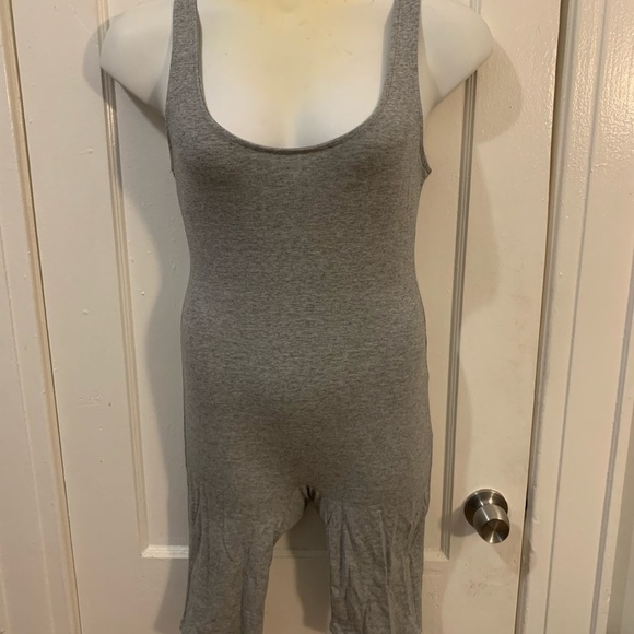 NWOT Grey Romper - Picture 1 of 3